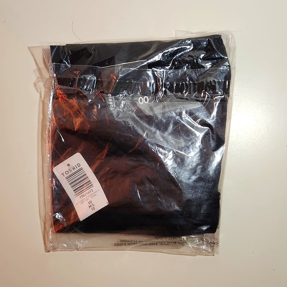 ❤️NWT VINTAGE TORRID UNIQUE KEYHOLE ANKLE PREMIUM BLACK LEGGING - MEDIUM - Picture 7 of 10